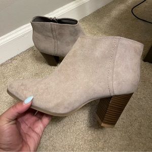 Old navy suede ankle booties size 7. Good condition.